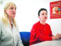 Los ucranianos emigrados valoran Galicia: “Nos han ayudado a disfrutar la vida” Natalia Erchik y Anna Bilyk, ayer en la sede de AGA-Ucraína en el centro comercial de Cuatro Caminos