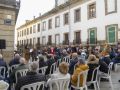 O público do evento, fronte ao teatro Rosalía 