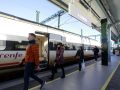 Viajeros, a su llegada a la estación de tren de A Coruña