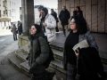 María Pan, a su salida de los Juzgados de A Coruña, y detrás de ella, Oscar García Patiño 