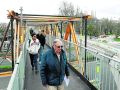 Varias personas cruzan por la pasarela provisional entre las estaciones