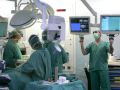 Varios profesionais sanitarios realizan unha cirurxía 