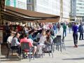 Los sindicatos de hostelería de A Coruña convocan una huelga para el día del eclipse Gente disfrutando del sol en las terrazas de la Marina