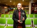 Alberto Vázquez, tras su quinto Goya | “Los otros los tiene mi padre, este me lo voy a quedar, porque igual no hago más pelis” Alberto Vázquez, a su llegada a Alvedro con el premio Goya