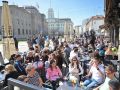 Gente disfrutando del sol en las terrazas de la Marina