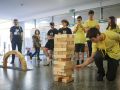 Varios alumnos, esta mañana, durante la actividad del jenga