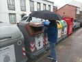 Un usuario arroja basura en un contenedor digital en Arteixo