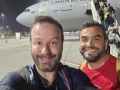 Alberto Gallego y su compañero ante el avión del Ejército del Aire español