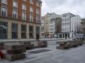 Los bancos del centro de A Coruña que parecen "un cuadro de Picasso" vídeo bancos correos