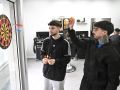 Por qué LeBron James o Stephen Curry se cortarían el pelo gratis en A Coruña Róber Chas y Tintín Pallas, con la máquina de dardos y la canasta de la fortuna
