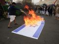 La minoría israelí que se opone a la guerra en Irán denuncia amenazas y estigmatización Hutíes queman una bandera de Israel y otra de EEUU