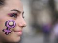 Una joven participa en una manifestación del 8-M en Madrid