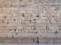 Entre el dolor, los israelíes víctimas de Irán defienden una "guerra justificada" Un trabajador limpia en el Muro de las Lamentaciones de Jerusalén, cerrado desde el inicio de la guerra con Irán