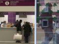 Dos viajeros, en las taquillas de la estación de tren de A Coruña