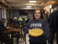 En la Cervecería Barral, Manoli Mosquera, con una de sus tortillas