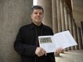 Alfredo Sellier, con un libro en el que se muestra la serie de fotos del eclipse de 1912 que pretende recrear