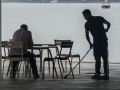 Un camarero trabaja en una terraza