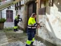 Operarios municipales intervienen en la mampostería de los muros de la Capilla de San Roque