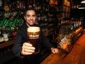 Alfonso Pequeño | “Esperamos superar los 10.000 litros de cerveza por el San Patricio de A Coruña” Alfonso Pequeño, tirando una pinta en Penique bar