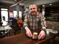 Todo Culleredo está afectado. ¿Todo? ¡No! Un bar de Vilaboa resiste, todavía, a la inflación fFrancisco Santos muestra uno de sus cafés