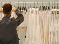 El motor de fabricación de Inditex para un suministro “ágil”: casi 6.700 fábricas y más de 160.000 personas Un dependiente coloca varias prendas de ropa en una tienda de Zara