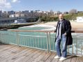 Manolete, con la playa de San Amaro a su espalda