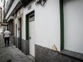 Ventanas tapiadas y puertas de seguridad son una visión habitual todavía en las calles de Os Mallos Nueva puerta en el número 16 de Germán Taibo