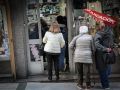 Colas en la liquidación por cierre de una mercería de Os Mallos