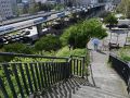 Un peatón desciende por la escalera hacia Cuatro Caminos