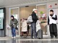 Varios viajeros, a las puertas de la estación de tren de A Coruña  Estación de trenes provisional