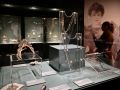 Lalique fue pionero en el uso de materiales considerados hasta entonces secundarios, como el vidrio, el esmalte, el cuerno o las piedras semipreciosas