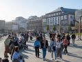 Viandantes caminando por La Marina el pasado fin de semana, aprovechando el buen tiempo  carlota blanco