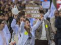 García se abre a que una organización de pacientes medie con los médicos Varios profesionales de la Medicina, durante una concentración en Zaragoza, el pasado 20 de marzo