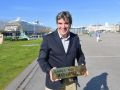 Martín Fernández Prado, con una de las placas