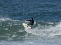 Un surfsta toma una ola en el Orzán esta semana