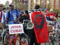 Personas participan en una caravana llamada 'Parada Juvenil Antiimperialista sobre Ruedas' este jueves, en el Malecón, en La Habana (Cuba)