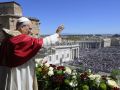 El papa León XIV, este domingo, durante la bendición urbi et orbi en la plaza de San Pedro