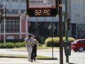 A Coruña se abrasa en una intensa y atípica jornada de verano en pleno Lunes de Pascua Dos jóvenes pasean durante la jornada veraniega del Lunes de Pascua