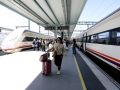 Viajeros, en la estación de tren de A Coruña