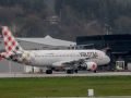 La desaparición de rutas desde Alvedro aísla a la ciudad y limita su conexión internacional Un avión de la compañía Volotea, en el aeropuerto de Alvedro