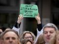 Sanidad convoca al Comité de Huelga para solucionar el conflicto médico Una médica porta una pancarta en una concentración en Madrid el pasado 18 de marzo