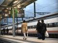Viajeros acceden al último servicio del ‘Alvia catalán’ desde A Coruña en la estación de tren