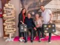 El emblemático restaurante de A Coruña que honra al emigrante: “No estaríamos aquí sin ellos” Sonia López, junto a sus padres, Enrique y Mercedes, y su hermano Suso, en As Rodas