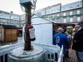 José Méndez, de Joviges, junto a la instalación eléctrica del mercadillo