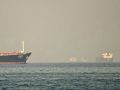 Un barco turco pasa por el estrecho de Ormuz