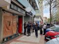 La Policía interviene en el peor fumadero de crack de A Coruña Agentes de la Policía Nacional frente al bajo okupado de Alcalde Lens