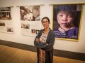 Mafalda Soto, junto a los paneles de la exposición 'Iguais baixo o sol' que organiza Beyond Suncare en Afundación