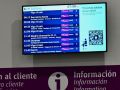 Los usuarios habituales del tren se sienten “abandonados” ante los retrasos en el Eje Atlántico Pantalla de información en la estación de tren de A Coruña