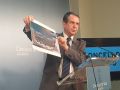El alcalde de Vigo, Abel Caballero, muestra una imagen de la reforma de Balaídos
