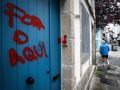 El portal de una vivienda turística, con pintadas en su puerta, ayer